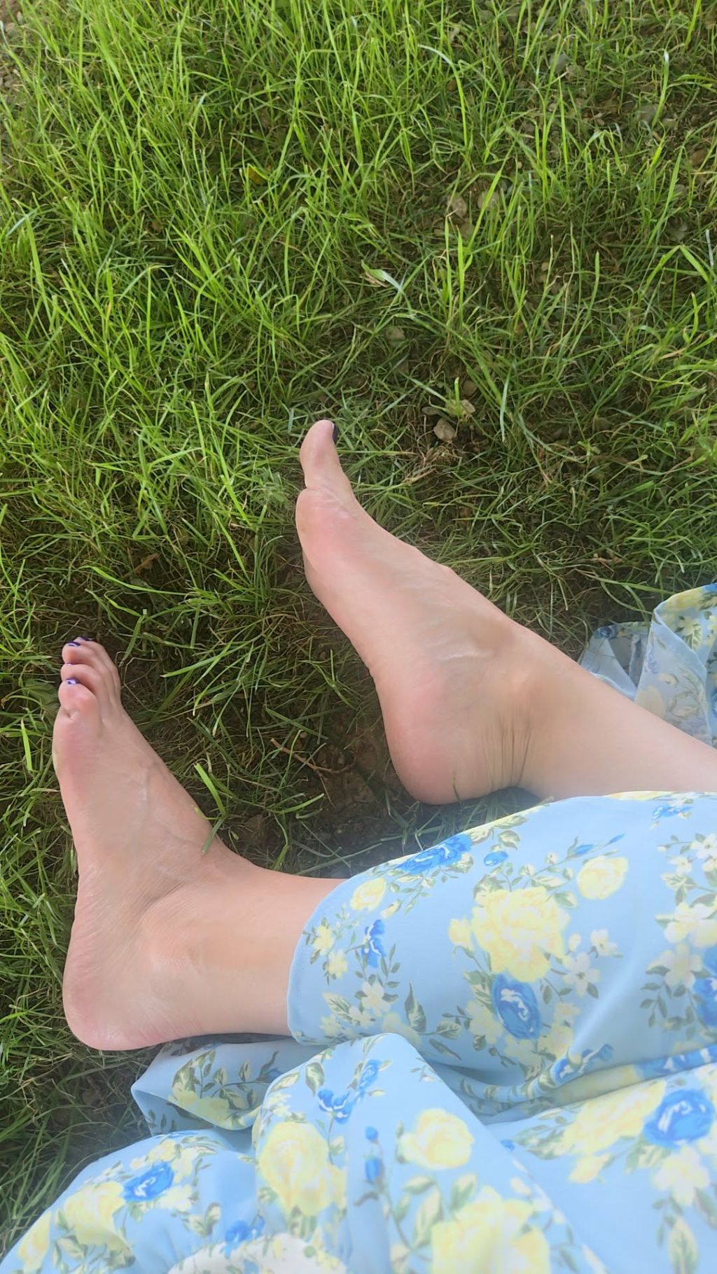 Grassy toes